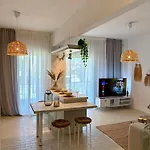 Sea La Vie - Beachfront Luxury Апартаменты *