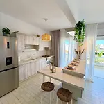 Апартаменты Sea La Vie - Beachfront Luxury