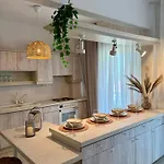 Sea La Vie - Beachfront Luxury *